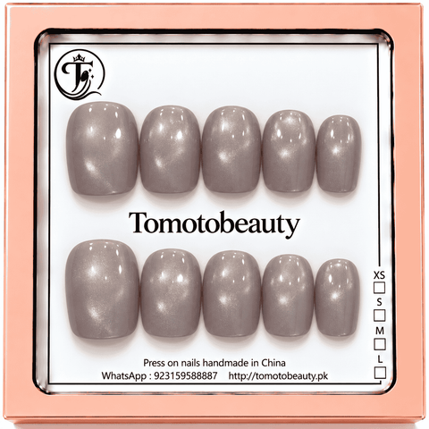 Tomoto Beauty B008: A soft silver-grey pearl magnetic cat-eye finish creates a luminous, minimal salon-style manicure. Uniform glossy short square nails are easy to coord